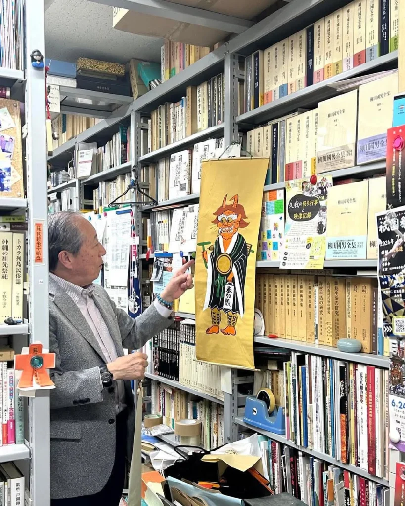 仏教大学歴史学部研究室にて大津絵を解説くださっている八木教授
